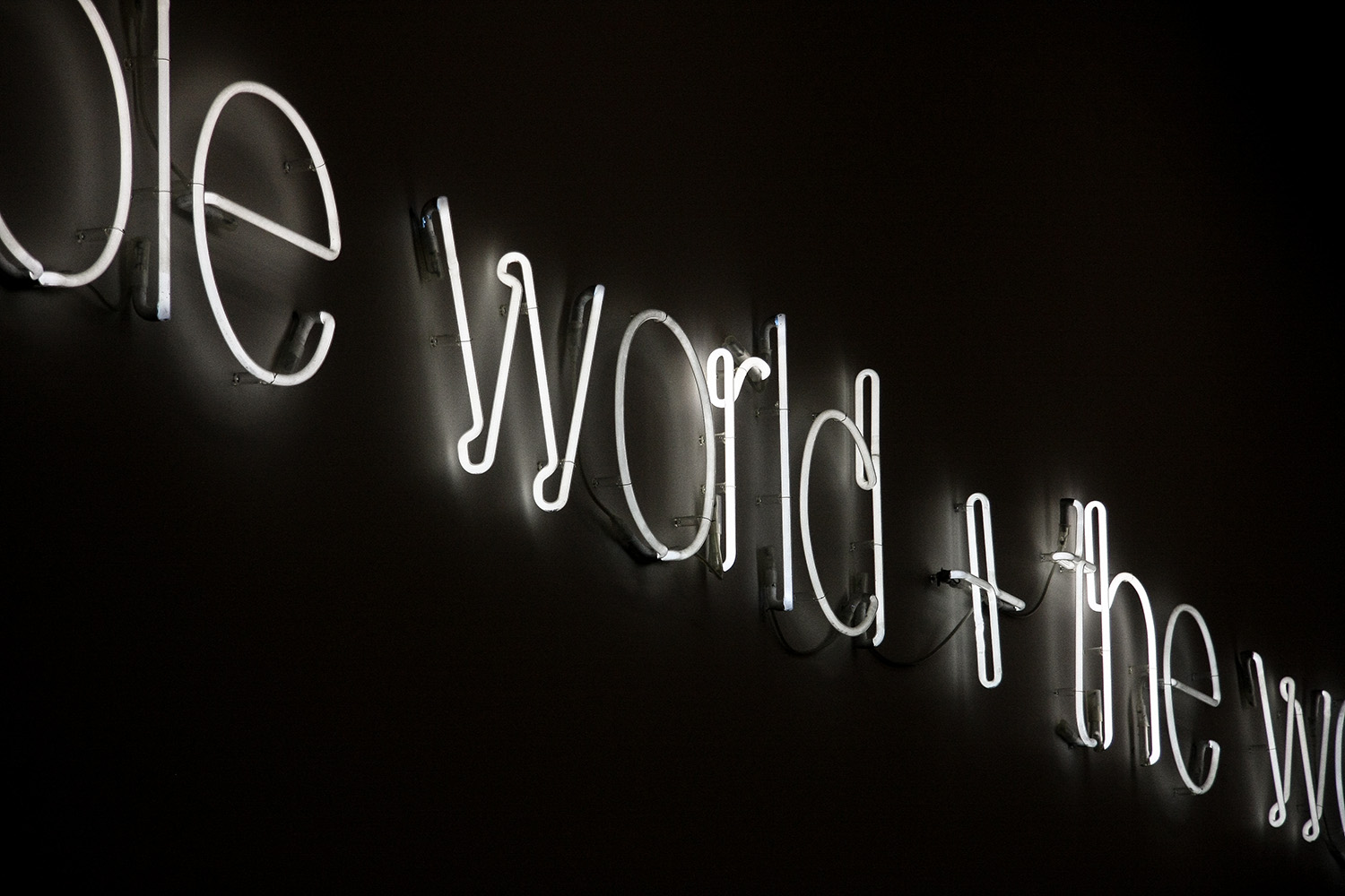 Ausstellungsstück aus Neonröhren im Tate Modern