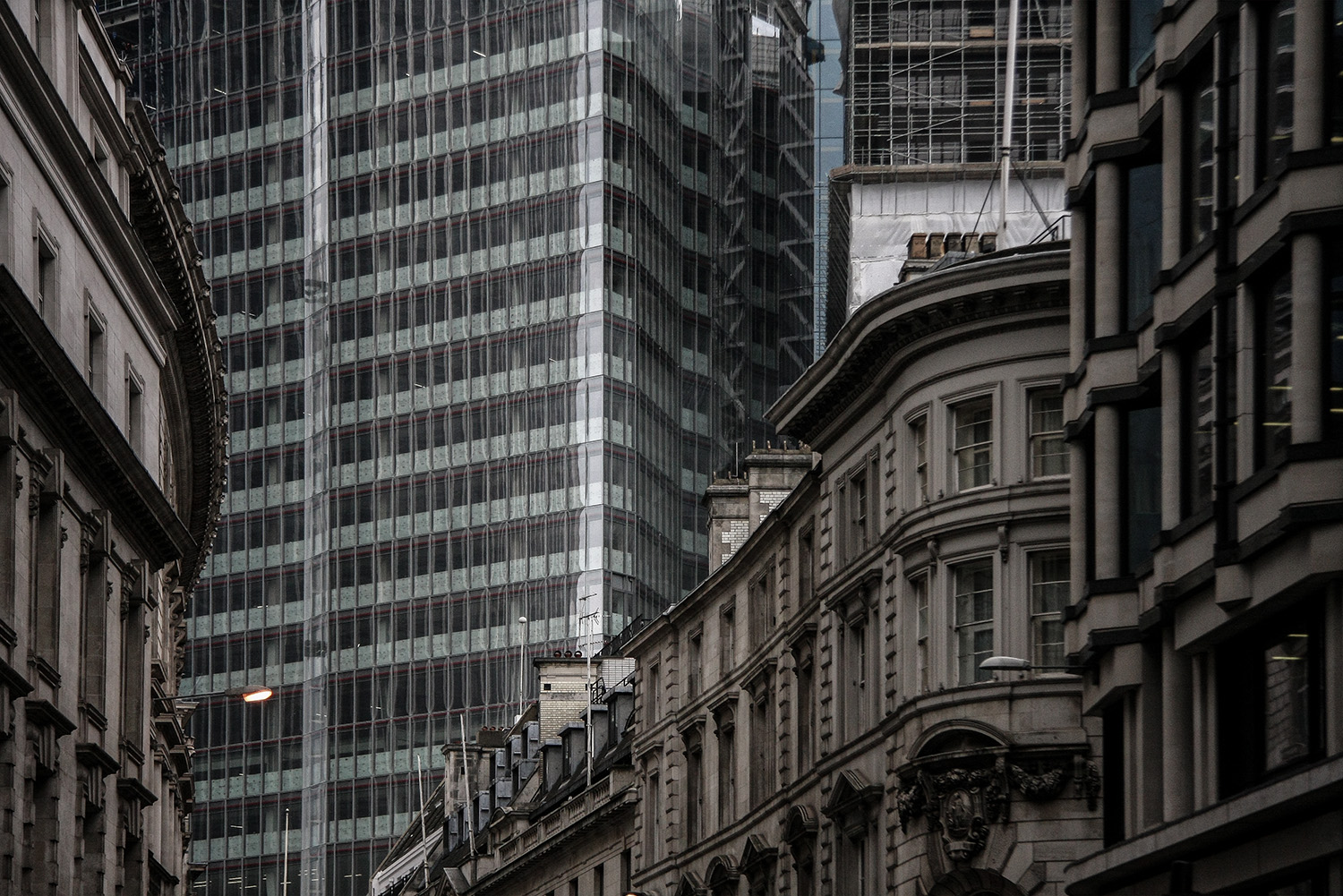 Vergleich moderner und klassischer Architektur in London
